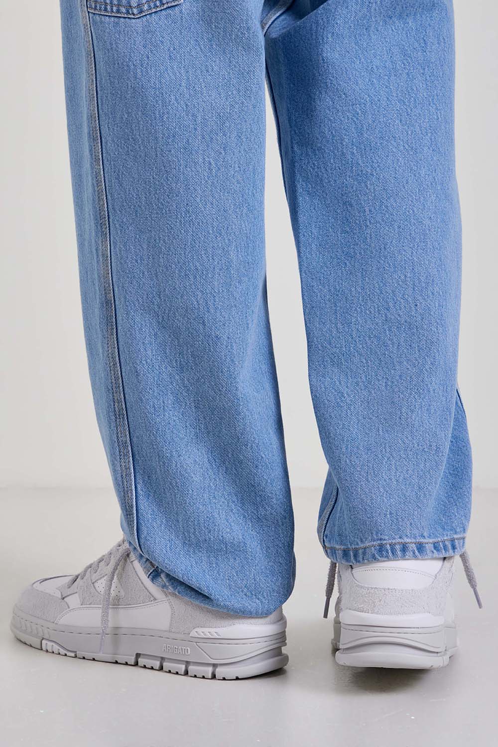 תמונת כל הלוק של נעלי סניקרס